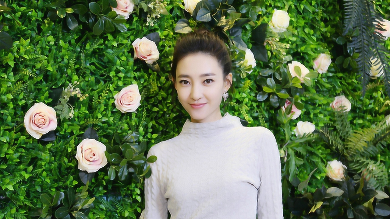 王丽坤美成一道风景线（高尔夫球场大秀球技气质高