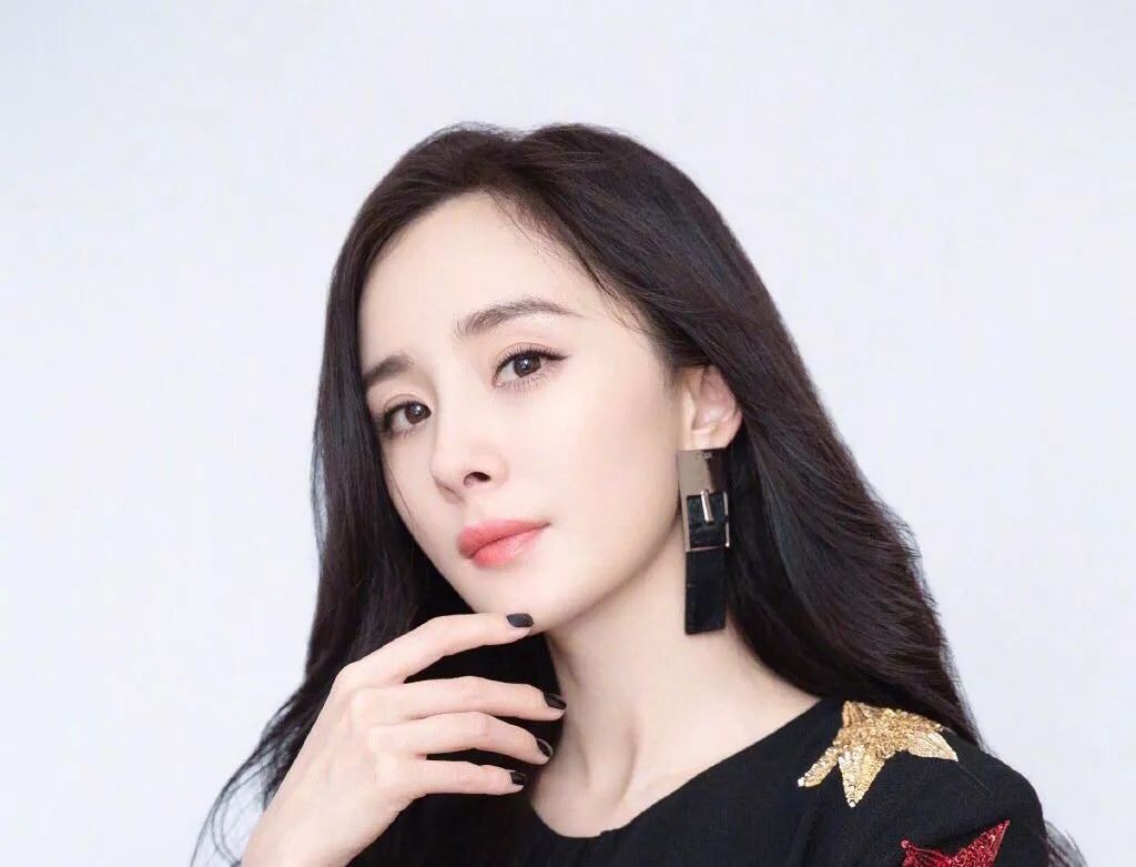 杨幂直播被群嘲  面部肌肉明显下垂感可能整容后遗症