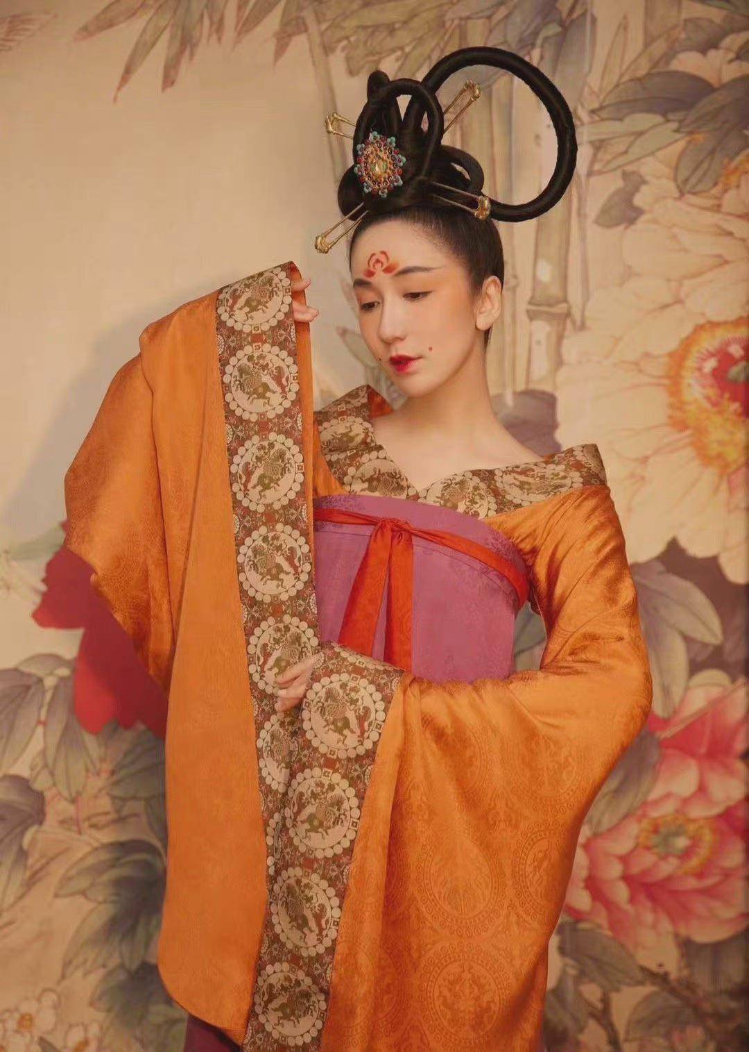 娄艺潇穿汉服走红毯（优雅高贵气质绝美惊艳众人国潮才是潮）